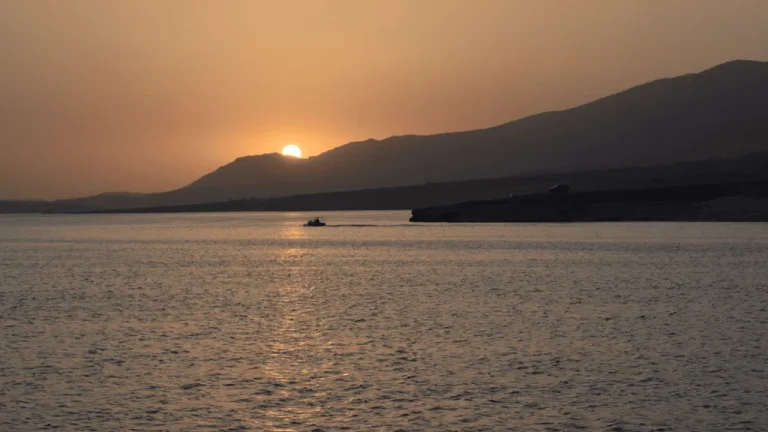 TURİSTLERİ HASANKEYF’E HAYRAN BIRAKAN TEKNE TURLARI