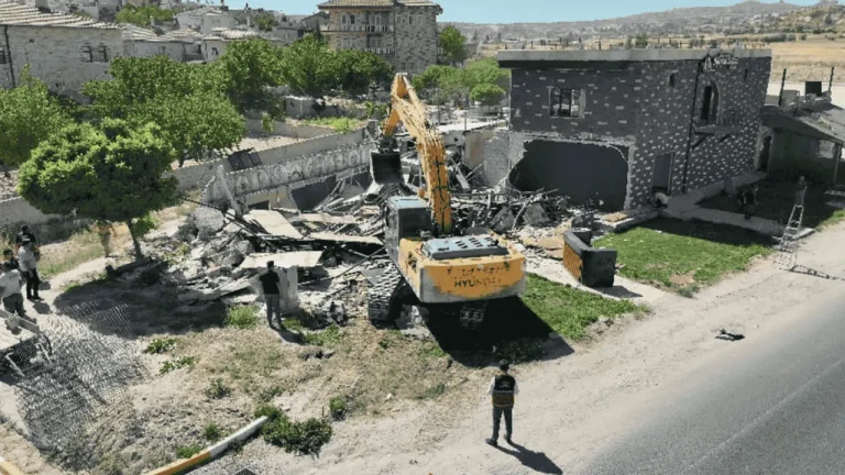 KAPADOKYA’DA KAÇAK OTEL VE RESTORANA YIKIM