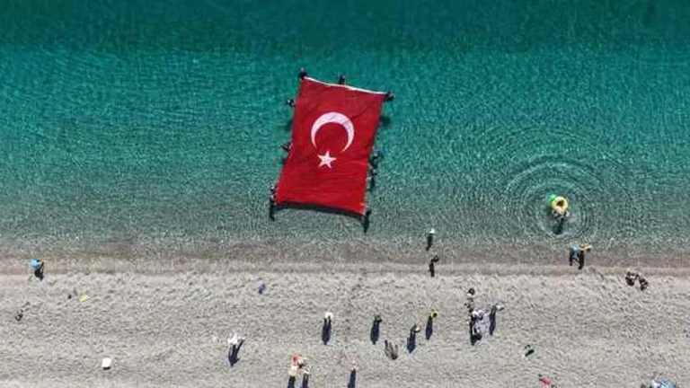 ANTALYA’DA 29 EKİM: DALGIÇLAR TÜRK BAYRAĞINI SU ALTINDA AÇTI