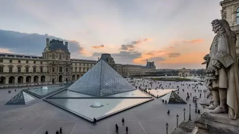PARİS’TEKİ LOUVRE MÜZESİ’NDE SOYGUN