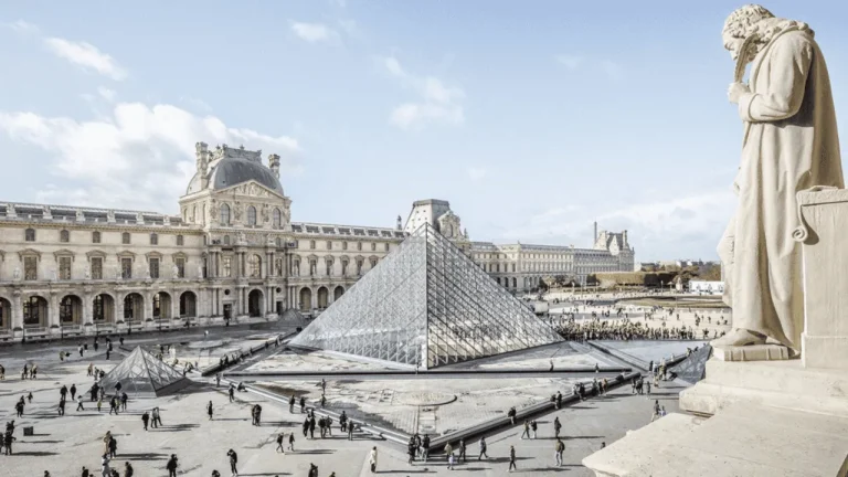PARİS SAVCILIĞI: LOUVRE SOYGUNU PROFESYONELLERİN İŞİ DEĞİL