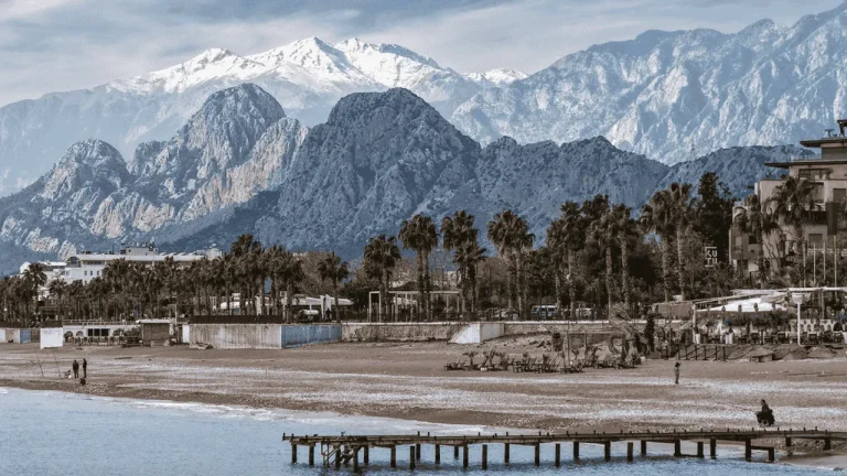 ANTALYA’DA AYNI KAREDE KAR VE DENİZ MANZARASI