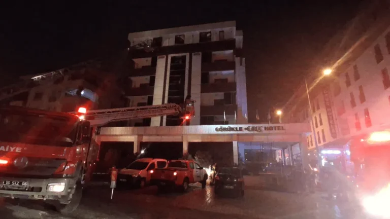 BURSA’DA 7 KATLI OTELDE YANGIN ALARMI: DUMAN BİNAYI SARDI