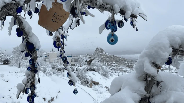 GÖREME VE ÜRGÜP’TE KAR MANZARASI TURİSTLERİ BÜYÜLEDİ