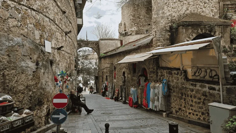 ANTALYA’NIN TURİSTİK MERKEZİ KALEİÇİ’NDE TENTE VE VİTRİN TARTIŞMASI