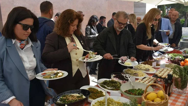“KÖKLERDEN DÜNYAYA”: ALAÇATI OT FESTİVALİ ULUSLARARASI BOYUTA TAŞINIYOR