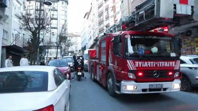 ŞİŞLİ’DE OTEL MUTFAĞINDA ÇIKAN YANGIN PANİĞE NEDEN OLDU