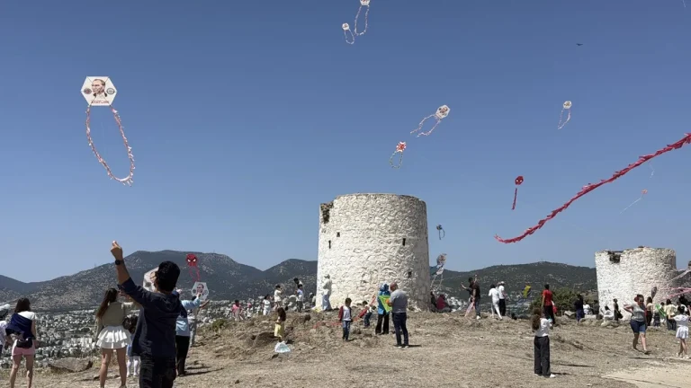BODRUM’DA GÖKYÜZÜ UÇURTMALARLA RENKLENDİ