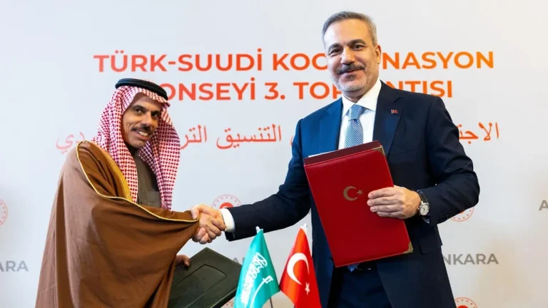 TÜRKİYE İLE SUUDİ ARABİSTAN ARASINDA VİZE MUAFİYETİ ANLAŞMASI İMZALANDI