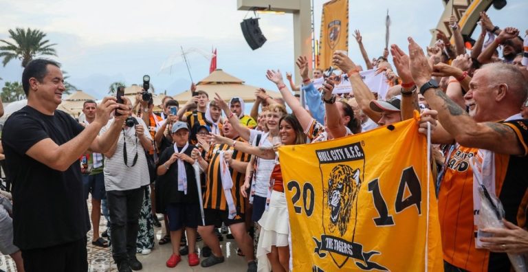 ACUN ILICALI, ANTALYA’YA GETİRDİĞİ HULL CITY TARAFTARLARIYLA BULUŞTU
