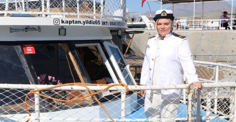 VAN GÖLÜ’NÜN TEK KADIN KAPTANI OLDU, TURİZME KATKI SAĞLIYOR