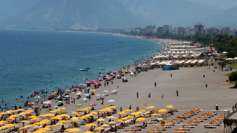 DUMANSIZ PLAJDA SİGARA İÇENLERE PARA CEZASI