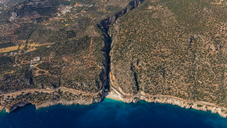BU PLAJA ULAŞMAK İÇİN 187 BASAMAK İNİYORLAR