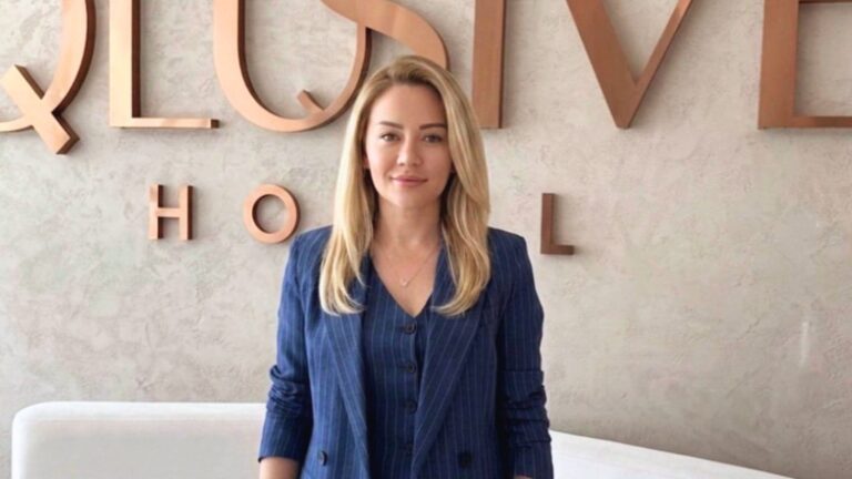 GÜLŞEN ÖZBEĞEN: “KUŞADASI’NDA OLMAZ DENİLENLERİ HAYATA GEÇİRDİK” Qlusive Hotel Kuşadası Otel Yöneticisi Gülşen Özbeğen röportajı