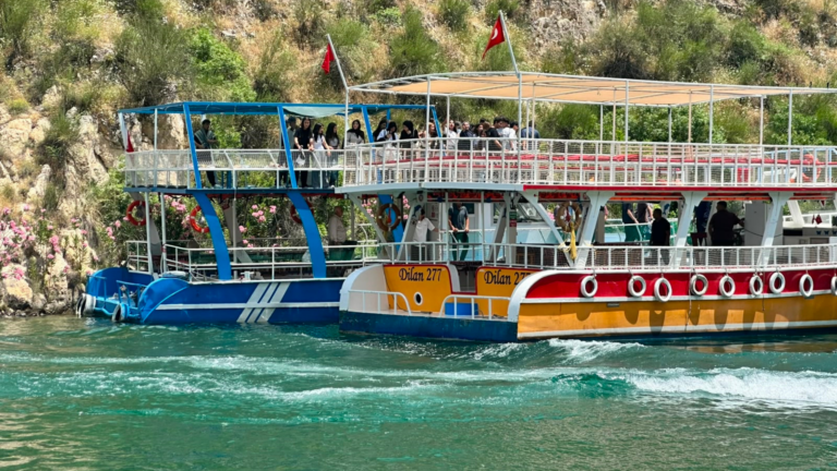 HALFETİ’DE TUR TEKNESİ ARIZALANDI, 40 YOLCU TAHLİYE EDİLDİ
