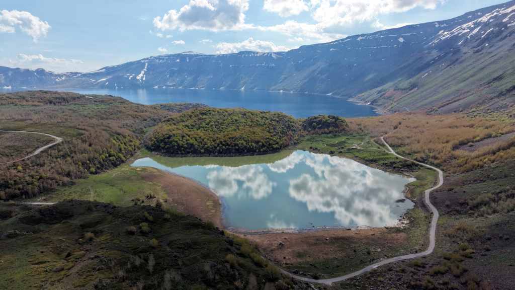 TÜRKİYE’NİN EN BÜYÜK KRATER GÖLÜ ZİYARETÇİLERİNİ BEKLİYOR