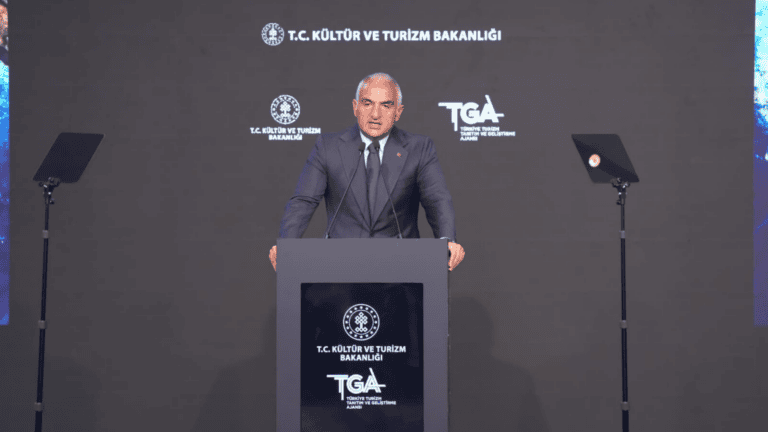 BAKAN ERSOY AÇIKLADI: ‘ATEŞ ÇEMBERİNE RAĞMEN TÜRKİYE TURİZMDE İSTİKRARINI KORUDU’