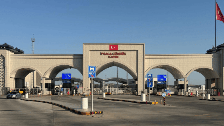 YUNANİSTAN SINIR KAPILARINDA GEÇİŞLER DURDU