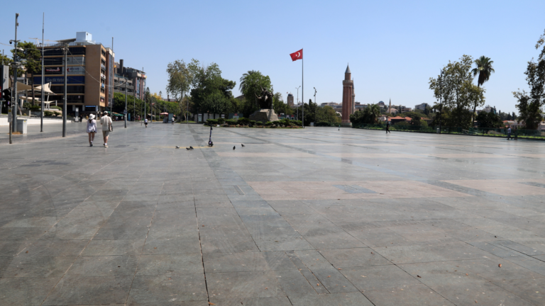 ANTALYA 40 DERECE: KENT MERKEZİ BOŞALDI, SAHİLLER DOLDU