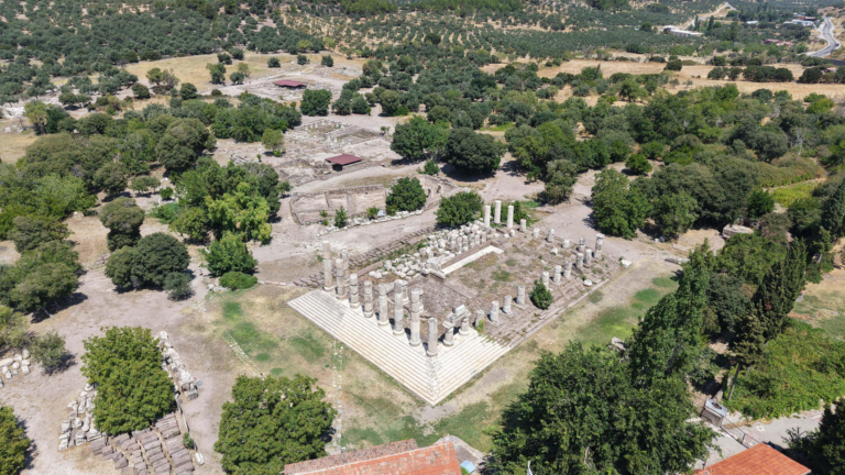 APOLLON SMINTHEUS KUTSAL ALANI’NDA TARİHİ KEŞİF: BATI HAMAMI’NIN SOĞUK SU HAVUZLARI VE SOYUNMA MEKANI GÜN YÜZÜNE ÇIKARILIYOR