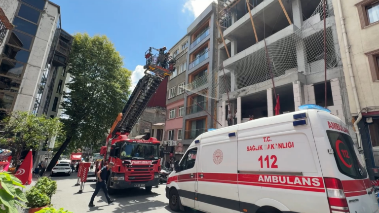 BEYOĞLU’NDA ÇATIYA ÇIPLAK ÇIKAN TURİST EKİPLERİ SEFERBER ETTİ