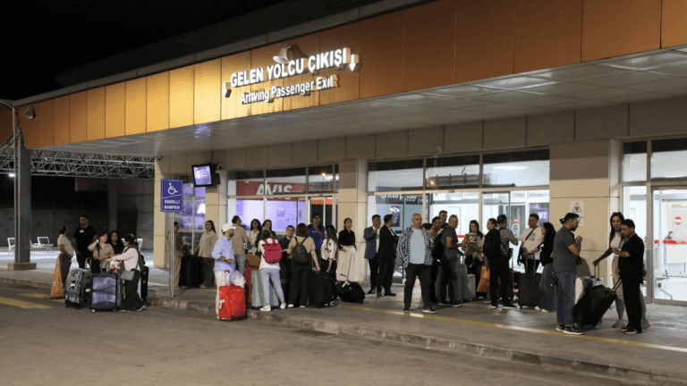 TAHRAN-VAN ARASI UÇUŞLAR BAŞLADI: 1,5 SAATLİK YOLCULUKLA İLK KAFİLE GELDİ