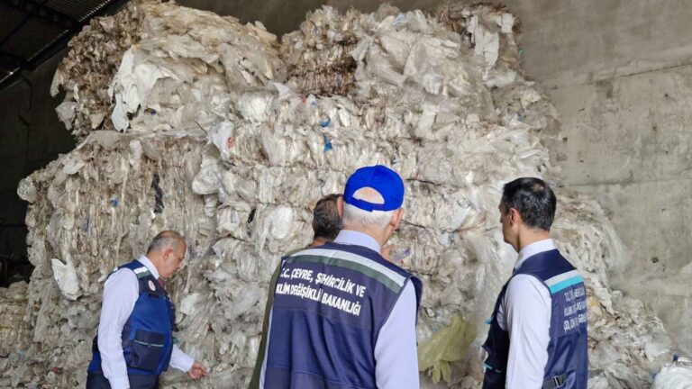 AKDENİZ’DE MİKROPLASTİK DENETİMİ: 28 TESİS KAPATILDI, 153 MİLYON TL CEZA KESİLDİ