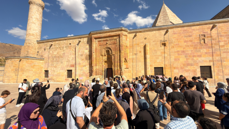 DİVRİĞİ ULU CAMİ’DE ‘GÖLGE’ TURİZMİ: NAMAZ KILAN İNSAN SİLÜETİNE ZİYARETÇİ AKINI