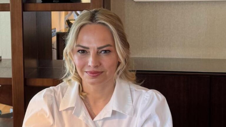 EBRU KÜÇÜKEL YAZDI: KRİZ ANINDA YOLCUNUN YANINDA KİM VAR?